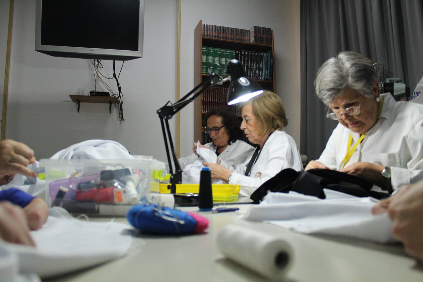 Unas 15 mujeres elaboran desde el mes de septiembre los hábitos de los nazarenos que procesionan en la Semana Santa de Badajoz.