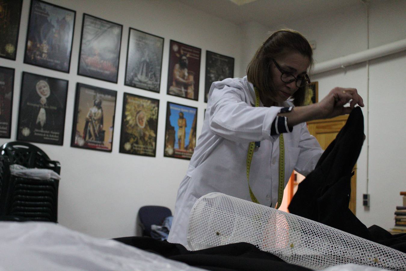 Unas 15 mujeres elaboran desde el mes de septiembre los hábitos de los nazarenos que procesionan en la Semana Santa de Badajoz.