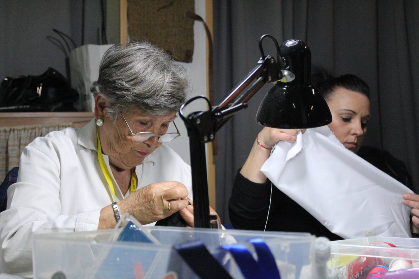 Unas 15 mujeres elaboran desde el mes de septiembre los hábitos de los nazarenos que procesionan en la Semana Santa de Badajoz.