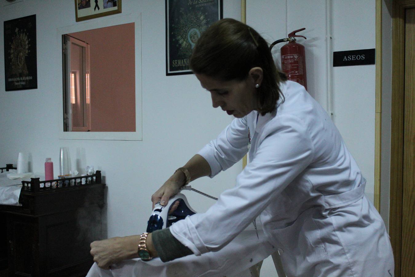 Unas 15 mujeres elaboran desde el mes de septiembre los hábitos de los nazarenos que procesionan en la Semana Santa de Badajoz.