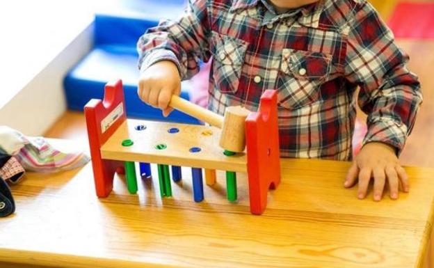 Un niño jugando en la guardería.