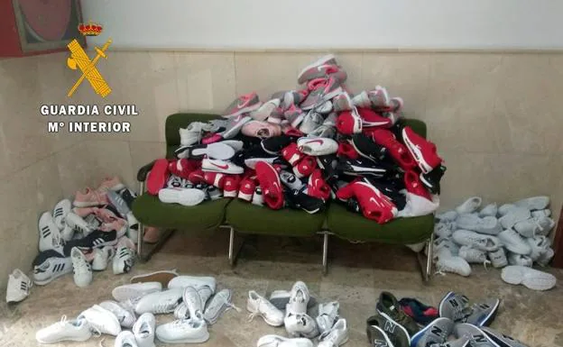 Descubierto con un centenar de zapatillas falsas que iba a vender al mercadillo de Badajoz