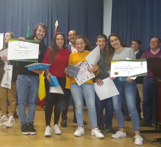 Alejandro Galán con sus alumnos Laura, Alba, Miguel y Cecilia. :: hoy