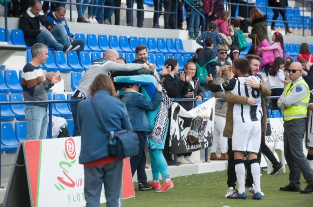 Kike Royo y Ferrón se abrazan a los seguidores en Murcia. 