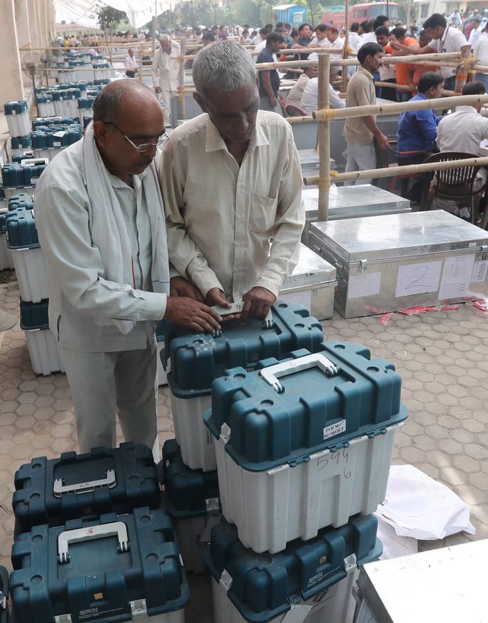 Delegados electorales reciben este miércoles las máquinas de votación un día antes del comienzo de la primera fase de las elecciones generales en Gautam Budh Nagar en Uttar Pradesh (India). La India, con casi 900 millones de votantes, se lanza este jueves a un despliegue mayúsculo de tecnología, seguridad y logística para garantizar que en la mayor democracia del mundo nadie quede sin depositar su voto. 