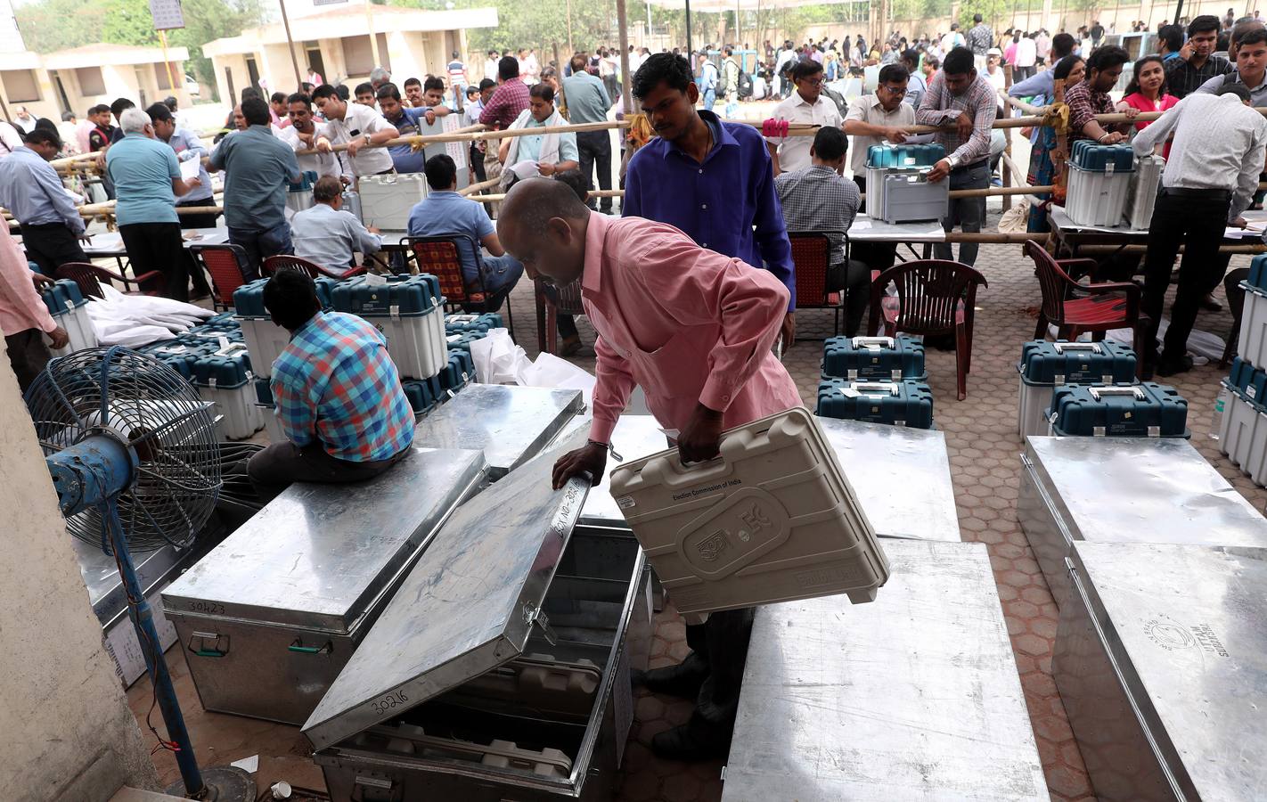 Delegados electorales reciben este miércoles las máquinas de votación un día antes del comienzo de la primera fase de las elecciones generales en Gautam Budh Nagar en Uttar Pradesh (India). La India, con casi 900 millones de votantes, se lanza este jueves a un despliegue mayúsculo de tecnología, seguridad y logística para garantizar que en la mayor democracia del mundo nadie quede sin depositar su voto. 