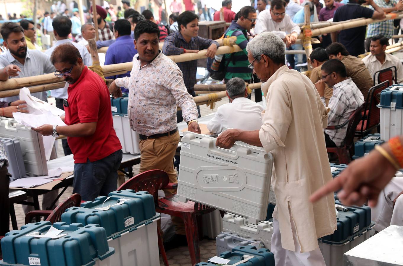 Delegados electorales reciben este miércoles las máquinas de votación un día antes del comienzo de la primera fase de las elecciones generales en Gautam Budh Nagar en Uttar Pradesh (India). La India, con casi 900 millones de votantes, se lanza este jueves a un despliegue mayúsculo de tecnología, seguridad y logística para garantizar que en la mayor democracia del mundo nadie quede sin depositar su voto. 