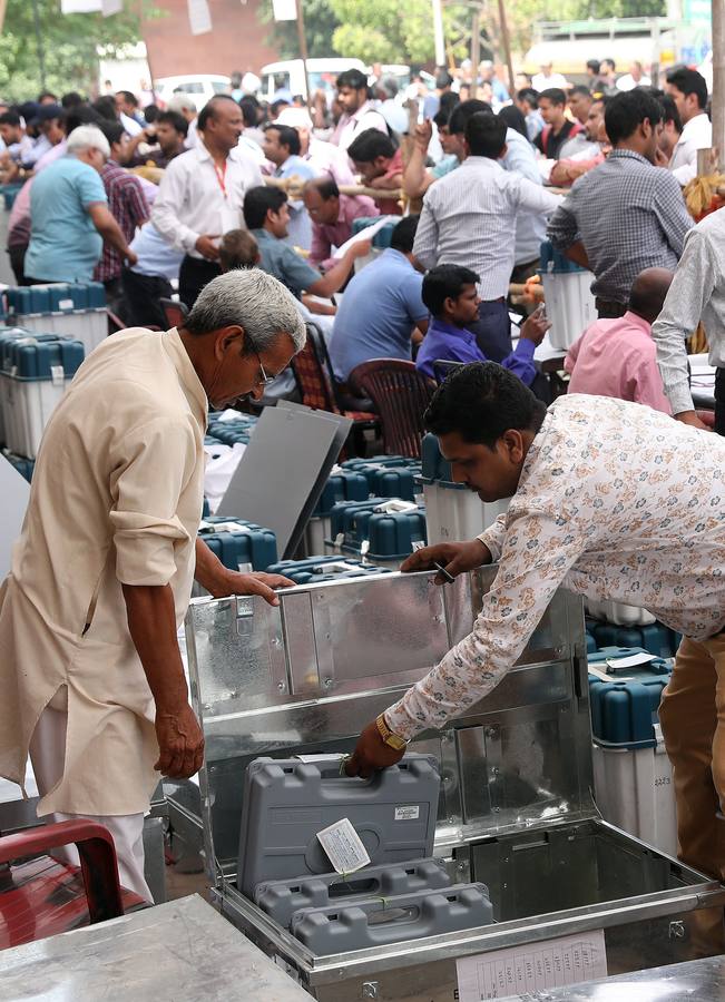 Delegados electorales reciben este miércoles las máquinas de votación un día antes del comienzo de la primera fase de las elecciones generales en Gautam Budh Nagar en Uttar Pradesh (India). La India, con casi 900 millones de votantes, se lanza este jueves a un despliegue mayúsculo de tecnología, seguridad y logística para garantizar que en la mayor democracia del mundo nadie quede sin depositar su voto. 