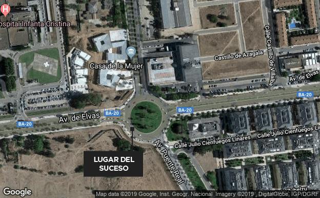 Herido un ciclista tras sufrir un golpe con un coche en la rotonda de Conquistadores de Badajoz