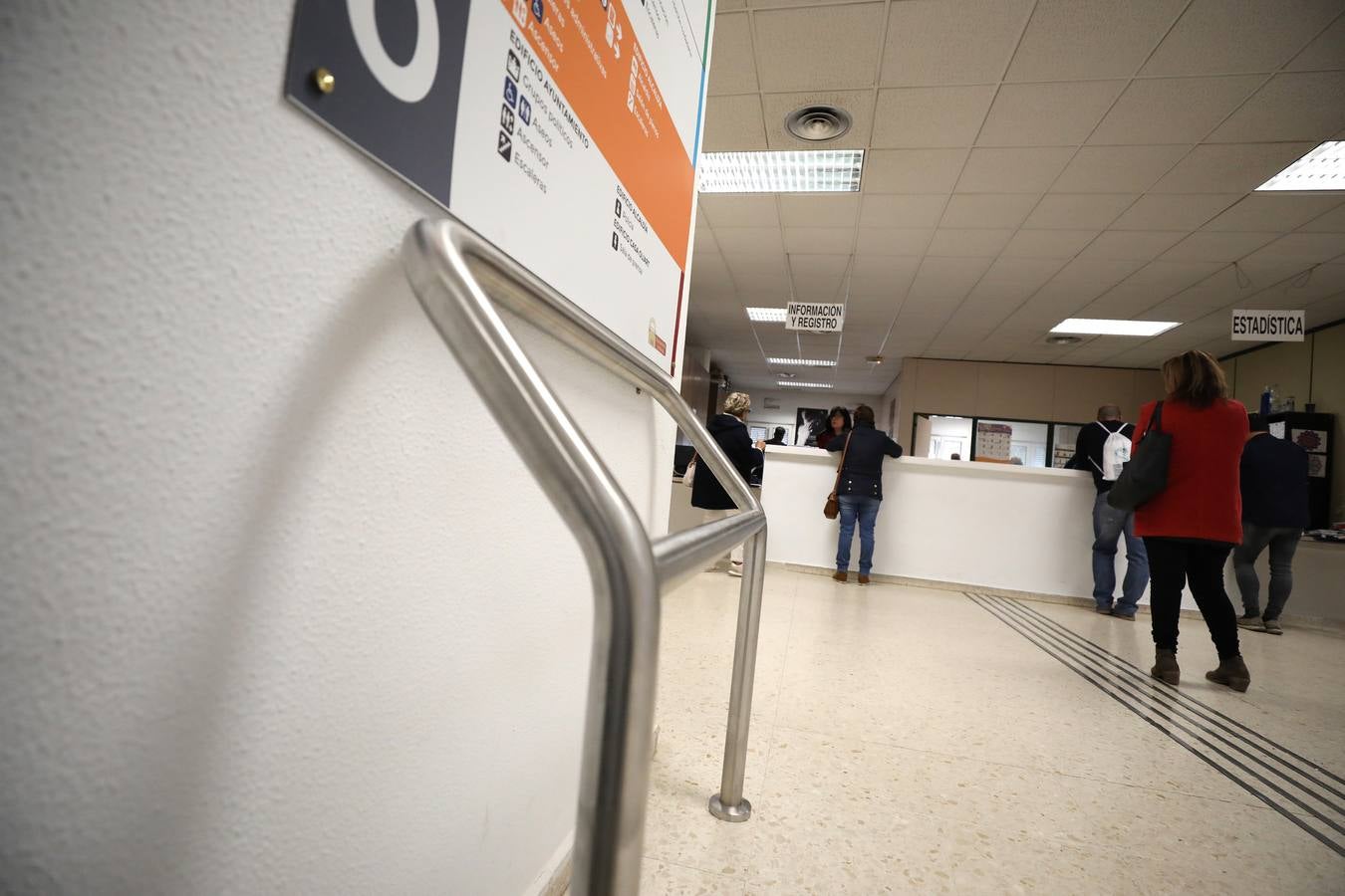 Se han instalado bucles magnéticos, baños adaptados, mostradores de doble altura, rampas de acceso y pavimentos de acanaladura