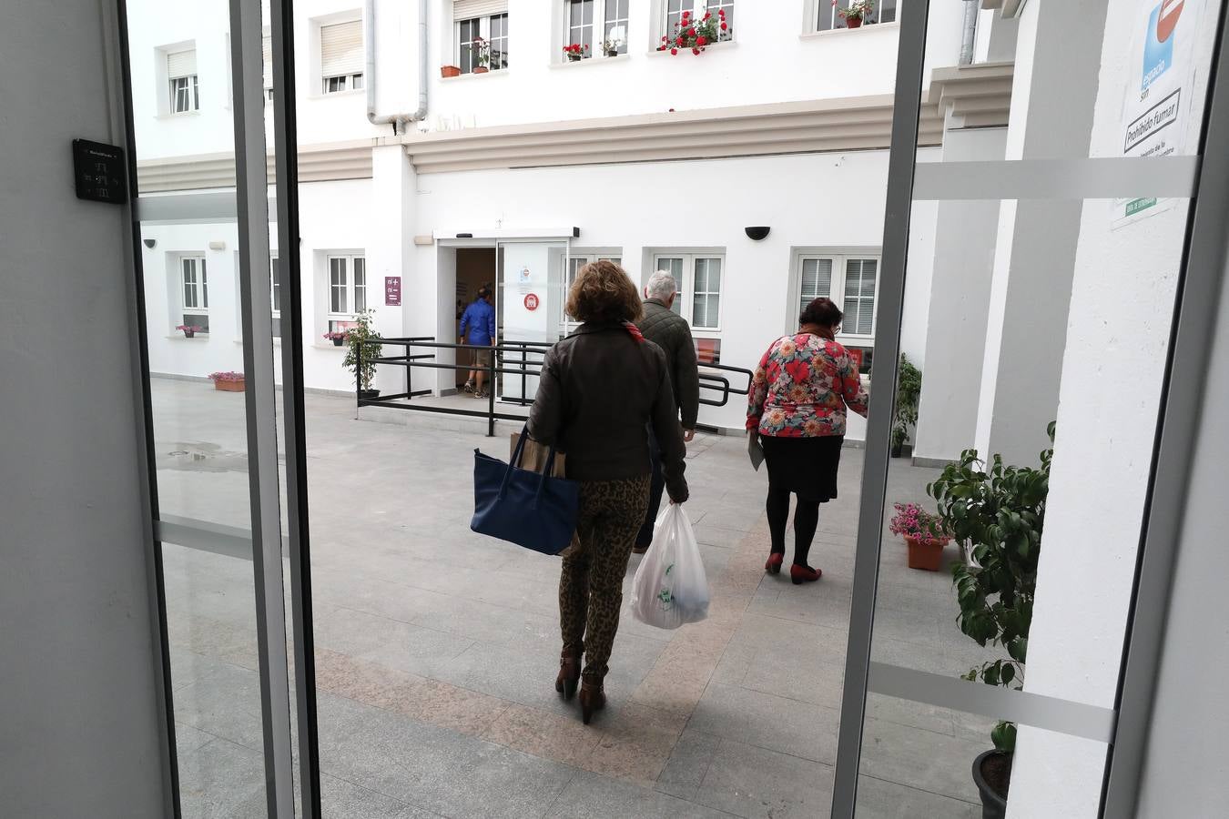 Se han instalado bucles magnéticos, baños adaptados, mostradores de doble altura, rampas de acceso y pavimentos de acanaladura