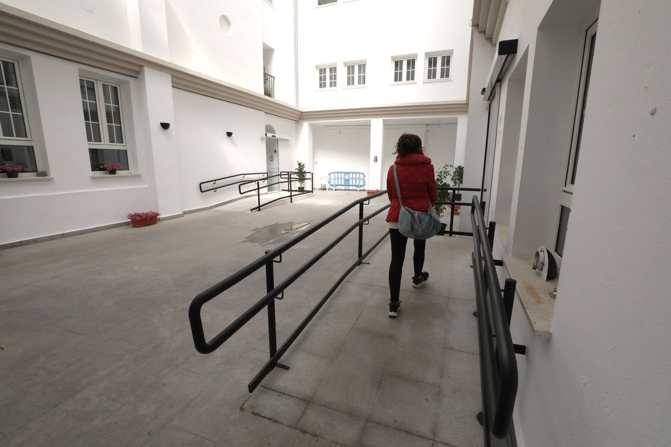 Se han instalado bucles magnéticos, baños adaptados, mostradores de doble altura, rampas de acceso y pavimentos de acanaladura