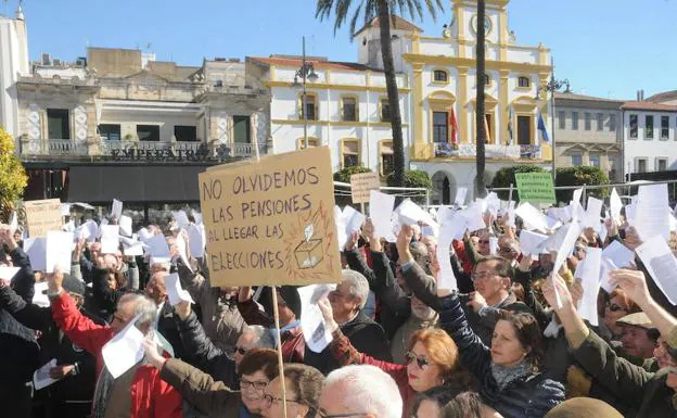 Protesta en Mérida por el futuro de las pensiones:: HOY