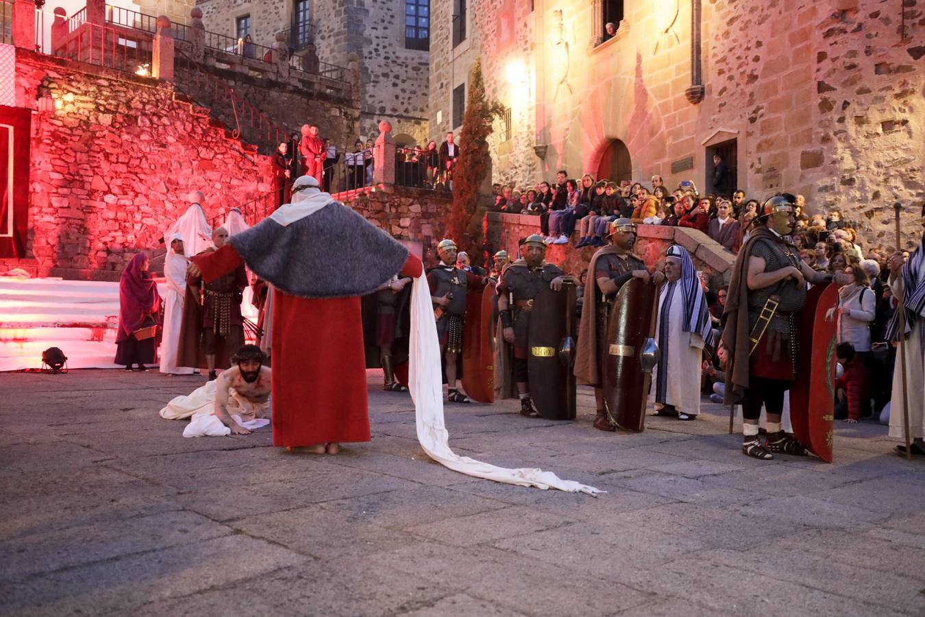 La Pasión Viviente de Cáceres arrancó ayer a las ocho y media de la tarde al ritmo que marcaban los tambores de la banda de la cofradía del Humilladero bajo el Arco de la Estrella. Una nutrida legión de romanos, integrada por miembros de las asociaciones Ara Concordiae y Emerita Antiqua de Mérida, descendió por la calle Gran Vía, se mezcló con el público y se detuvo a los pies de la Torre de Bujaco. Desde el balcón, un centurión alertó a los asistentes de la presencia de un alborotador, «al que llaman el galileo». Vigilemos, dijo, «para que no haya una revuelta». Y, a continuación, exclamó: «¡Militares, adelante!». 
