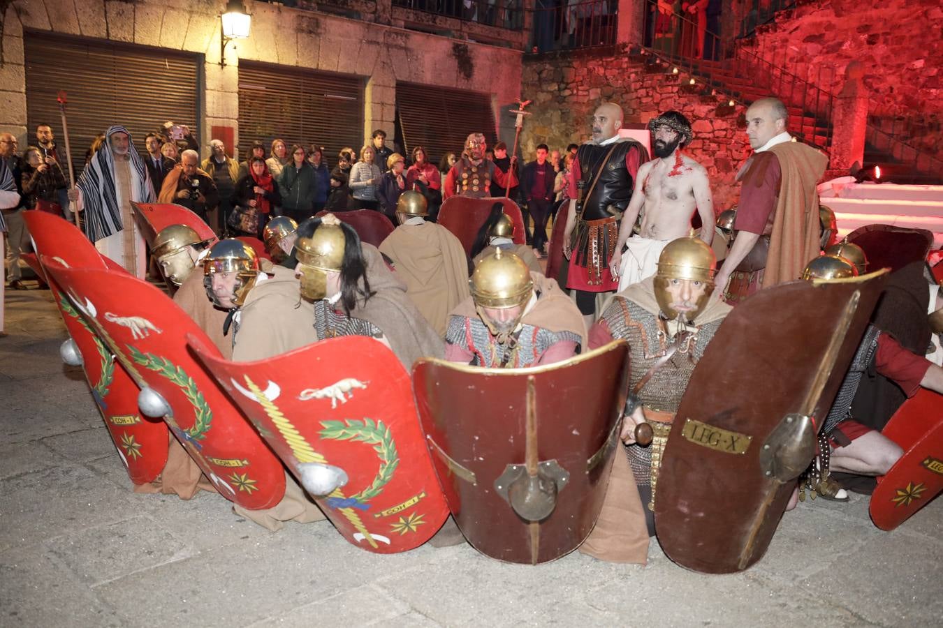 La Pasión Viviente de Cáceres arrancó ayer a las ocho y media de la tarde al ritmo que marcaban los tambores de la banda de la cofradía del Humilladero bajo el Arco de la Estrella. Una nutrida legión de romanos, integrada por miembros de las asociaciones Ara Concordiae y Emerita Antiqua de Mérida, descendió por la calle Gran Vía, se mezcló con el público y se detuvo a los pies de la Torre de Bujaco. Desde el balcón, un centurión alertó a los asistentes de la presencia de un alborotador, «al que llaman el galileo». Vigilemos, dijo, «para que no haya una revuelta». Y, a continuación, exclamó: «¡Militares, adelante!». 