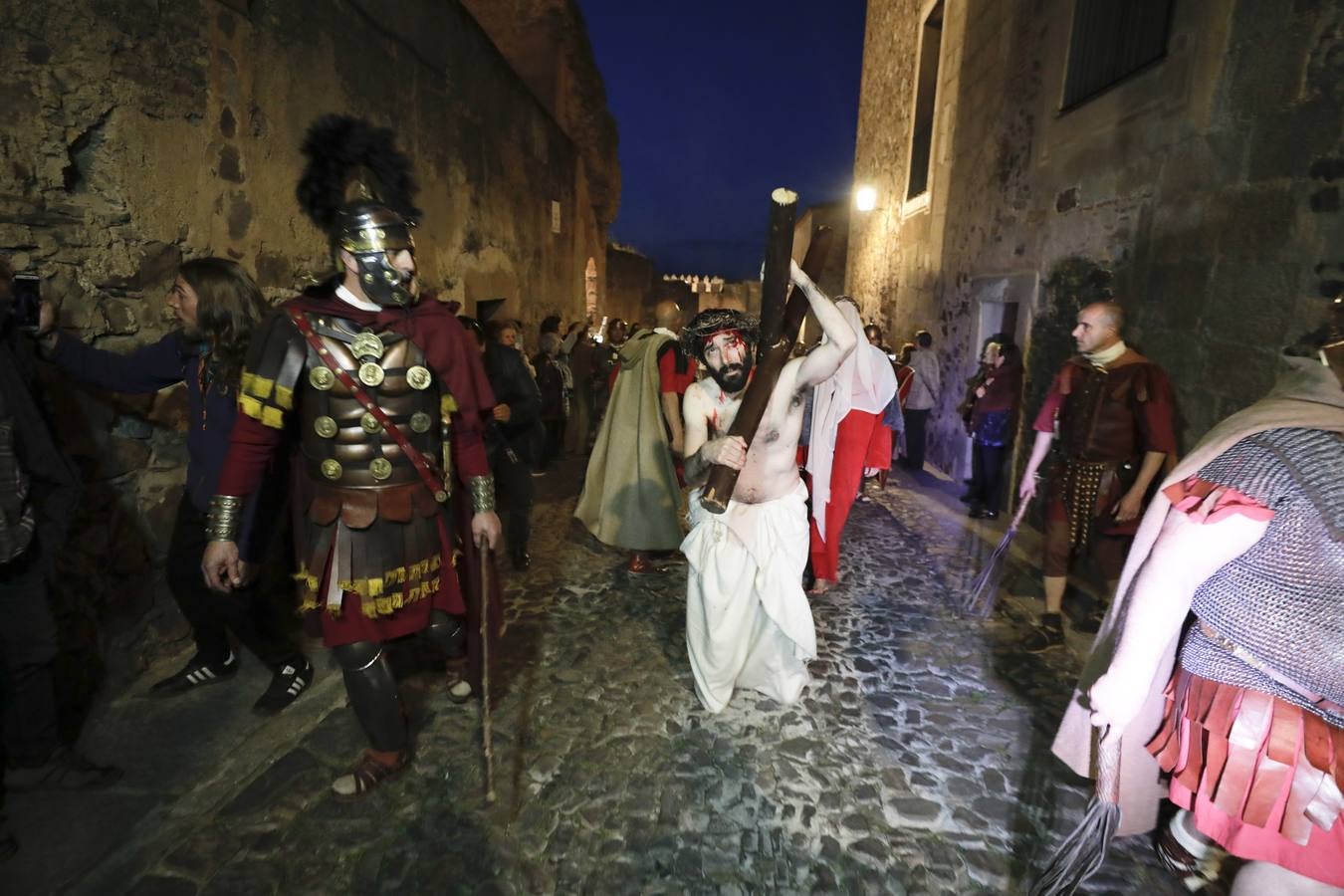 La Pasión Viviente de Cáceres arrancó ayer a las ocho y media de la tarde al ritmo que marcaban los tambores de la banda de la cofradía del Humilladero bajo el Arco de la Estrella. Una nutrida legión de romanos, integrada por miembros de las asociaciones Ara Concordiae y Emerita Antiqua de Mérida, descendió por la calle Gran Vía, se mezcló con el público y se detuvo a los pies de la Torre de Bujaco. Desde el balcón, un centurión alertó a los asistentes de la presencia de un alborotador, «al que llaman el galileo». Vigilemos, dijo, «para que no haya una revuelta». Y, a continuación, exclamó: «¡Militares, adelante!». 