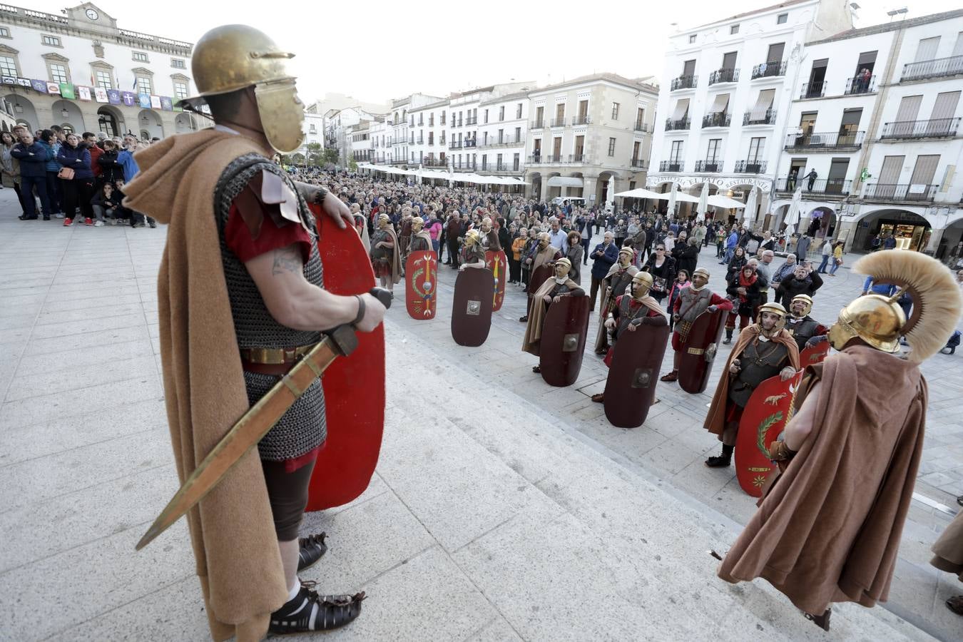 La Pasión Viviente de Cáceres arrancó ayer a las ocho y media de la tarde al ritmo que marcaban los tambores de la banda de la cofradía del Humilladero bajo el Arco de la Estrella. Una nutrida legión de romanos, integrada por miembros de las asociaciones Ara Concordiae y Emerita Antiqua de Mérida, descendió por la calle Gran Vía, se mezcló con el público y se detuvo a los pies de la Torre de Bujaco. Desde el balcón, un centurión alertó a los asistentes de la presencia de un alborotador, «al que llaman el galileo». Vigilemos, dijo, «para que no haya una revuelta». Y, a continuación, exclamó: «¡Militares, adelante!». 