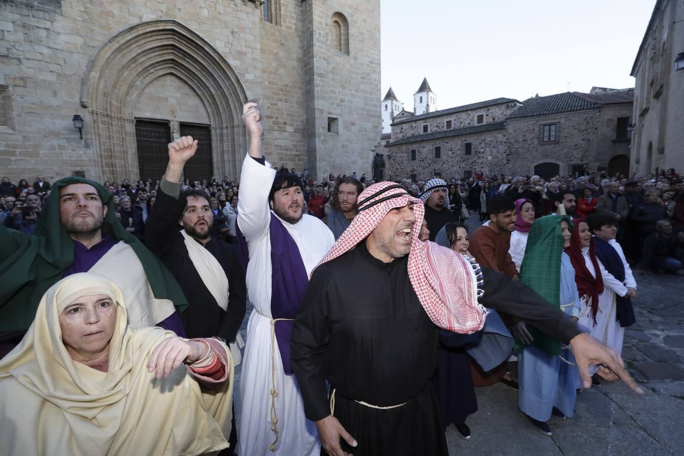 La Pasión Viviente de Cáceres arrancó ayer a las ocho y media de la tarde al ritmo que marcaban los tambores de la banda de la cofradía del Humilladero bajo el Arco de la Estrella. Una nutrida legión de romanos, integrada por miembros de las asociaciones Ara Concordiae y Emerita Antiqua de Mérida, descendió por la calle Gran Vía, se mezcló con el público y se detuvo a los pies de la Torre de Bujaco. Desde el balcón, un centurión alertó a los asistentes de la presencia de un alborotador, «al que llaman el galileo». Vigilemos, dijo, «para que no haya una revuelta». Y, a continuación, exclamó: «¡Militares, adelante!». 