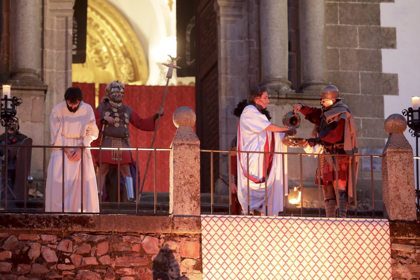 La Pasión Viviente de Cáceres arrancó ayer a las ocho y media de la tarde al ritmo que marcaban los tambores de la banda de la cofradía del Humilladero bajo el Arco de la Estrella. Una nutrida legión de romanos, integrada por miembros de las asociaciones Ara Concordiae y Emerita Antiqua de Mérida, descendió por la calle Gran Vía, se mezcló con el público y se detuvo a los pies de la Torre de Bujaco. Desde el balcón, un centurión alertó a los asistentes de la presencia de un alborotador, «al que llaman el galileo». Vigilemos, dijo, «para que no haya una revuelta». Y, a continuación, exclamó: «¡Militares, adelante!». 