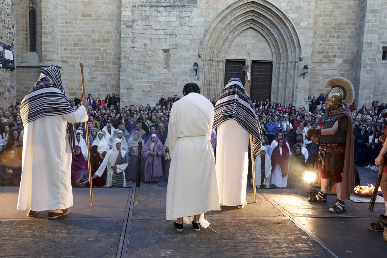 La Pasión Viviente de Cáceres arrancó ayer a las ocho y media de la tarde al ritmo que marcaban los tambores de la banda de la cofradía del Humilladero bajo el Arco de la Estrella. Una nutrida legión de romanos, integrada por miembros de las asociaciones Ara Concordiae y Emerita Antiqua de Mérida, descendió por la calle Gran Vía, se mezcló con el público y se detuvo a los pies de la Torre de Bujaco. Desde el balcón, un centurión alertó a los asistentes de la presencia de un alborotador, «al que llaman el galileo». Vigilemos, dijo, «para que no haya una revuelta». Y, a continuación, exclamó: «¡Militares, adelante!». 