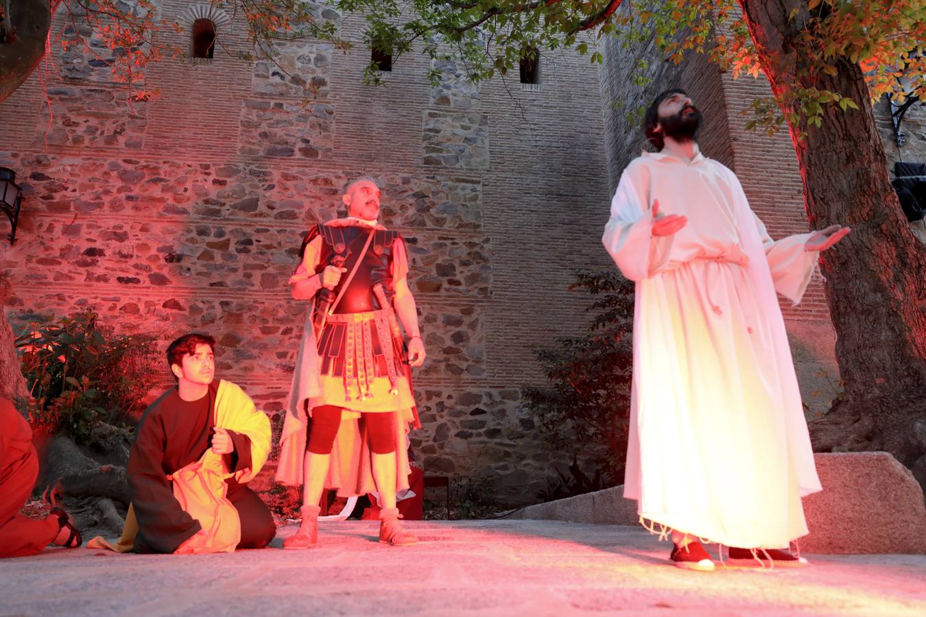 La Pasión Viviente de Cáceres arrancó ayer a las ocho y media de la tarde al ritmo que marcaban los tambores de la banda de la cofradía del Humilladero bajo el Arco de la Estrella. Una nutrida legión de romanos, integrada por miembros de las asociaciones Ara Concordiae y Emerita Antiqua de Mérida, descendió por la calle Gran Vía, se mezcló con el público y se detuvo a los pies de la Torre de Bujaco. Desde el balcón, un centurión alertó a los asistentes de la presencia de un alborotador, «al que llaman el galileo». Vigilemos, dijo, «para que no haya una revuelta». Y, a continuación, exclamó: «¡Militares, adelante!». 
