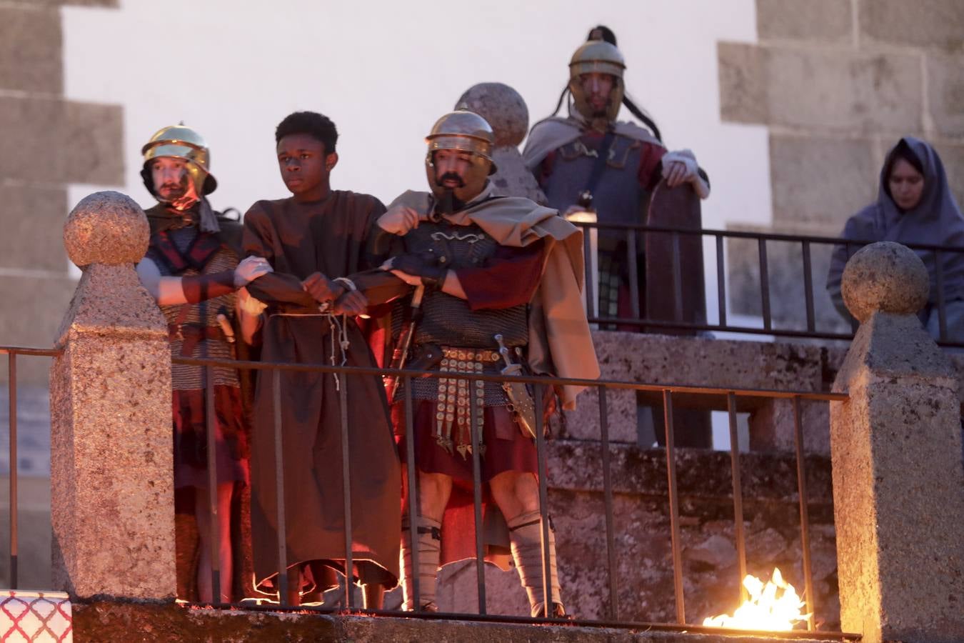 La Pasión Viviente de Cáceres arrancó ayer a las ocho y media de la tarde al ritmo que marcaban los tambores de la banda de la cofradía del Humilladero bajo el Arco de la Estrella. Una nutrida legión de romanos, integrada por miembros de las asociaciones Ara Concordiae y Emerita Antiqua de Mérida, descendió por la calle Gran Vía, se mezcló con el público y se detuvo a los pies de la Torre de Bujaco. Desde el balcón, un centurión alertó a los asistentes de la presencia de un alborotador, «al que llaman el galileo». Vigilemos, dijo, «para que no haya una revuelta». Y, a continuación, exclamó: «¡Militares, adelante!». 