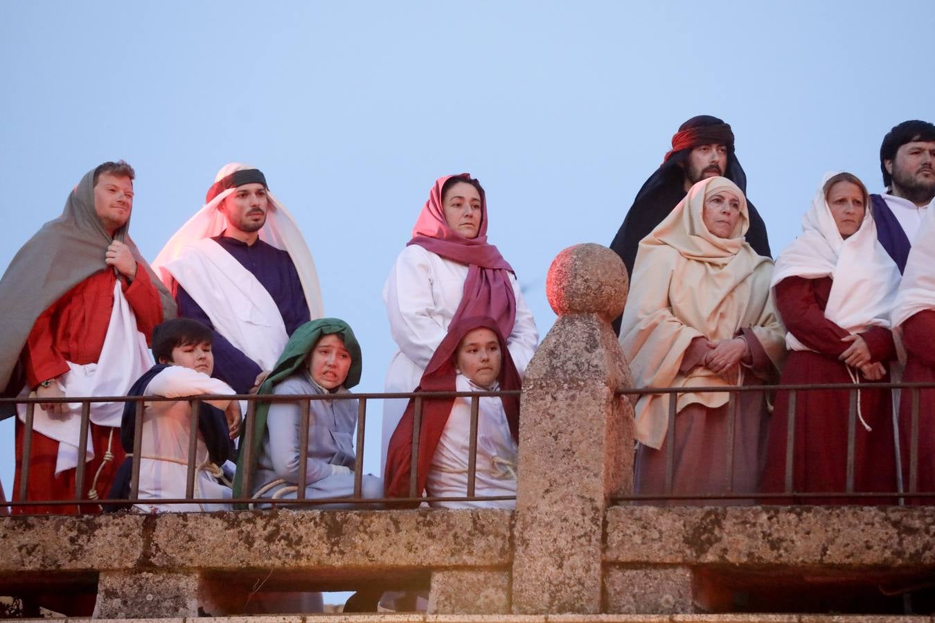 La Pasión Viviente de Cáceres arrancó ayer a las ocho y media de la tarde al ritmo que marcaban los tambores de la banda de la cofradía del Humilladero bajo el Arco de la Estrella. Una nutrida legión de romanos, integrada por miembros de las asociaciones Ara Concordiae y Emerita Antiqua de Mérida, descendió por la calle Gran Vía, se mezcló con el público y se detuvo a los pies de la Torre de Bujaco. Desde el balcón, un centurión alertó a los asistentes de la presencia de un alborotador, «al que llaman el galileo». Vigilemos, dijo, «para que no haya una revuelta». Y, a continuación, exclamó: «¡Militares, adelante!». 