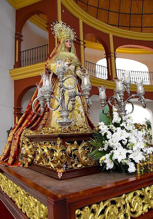 La Virgen del Cerro de Reyes, ya en su paso y con su nuevo manto. 