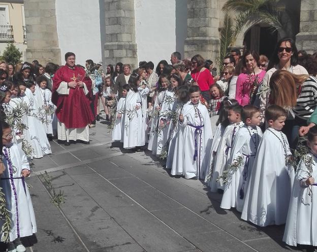 Los niños junto al párroco en la procesión del Domingo de Ramos del año 2018. :: M. FORTUNA