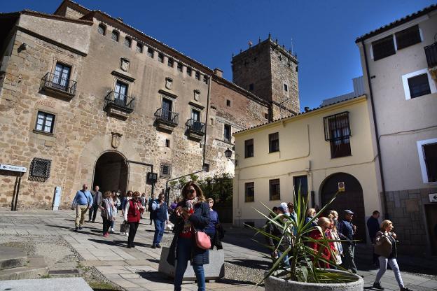 Turistas en la plaza de San Nicolás, delante del palacio del Marqués de Mirabel. :: d. palma