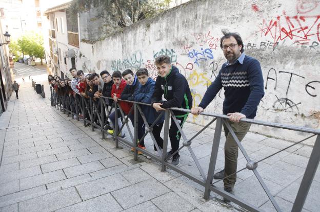 Los alumnos de tercero de la ESO del Paideuterion junto a su profesor David Gázquez. :: armando méndez