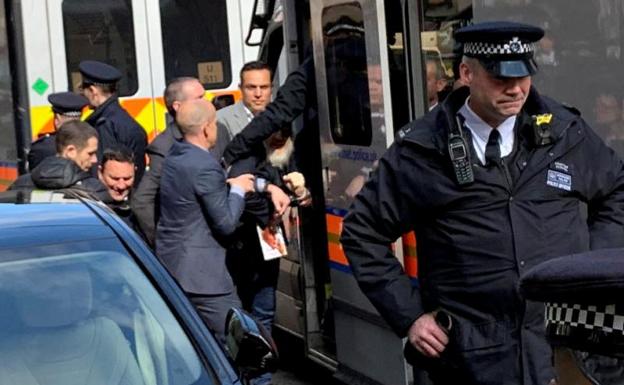 El fundador de WikiLeaks, Assange, es llevado por agentes de la Policía Metropolitana tras su arresto en Londres.