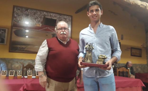 Alejandro Rivero recibiendo la rosquilla de oro de Ledesma 