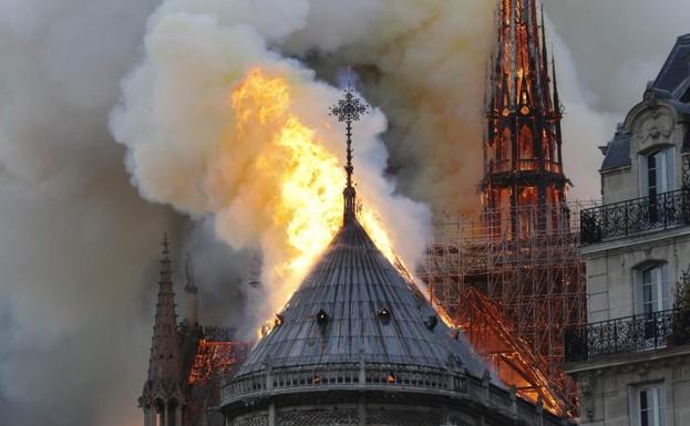 Imagen principal - El fuego consume Notre Dame