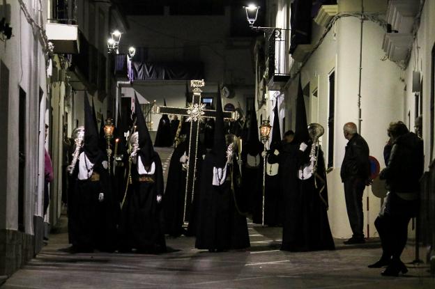Nazarenos del Silencio, en Martes Santo en Jerez. :: María Gamero