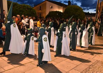 Imagen secundaria 1 - Arriba, Jesús de la Pasión lució majestuoso en solitario en su paso, sin figuras secundarias; abajo a la izquierda, algunos de los muchos cofrades que participaron ayer; a la derecha, una de las bandas de música. 