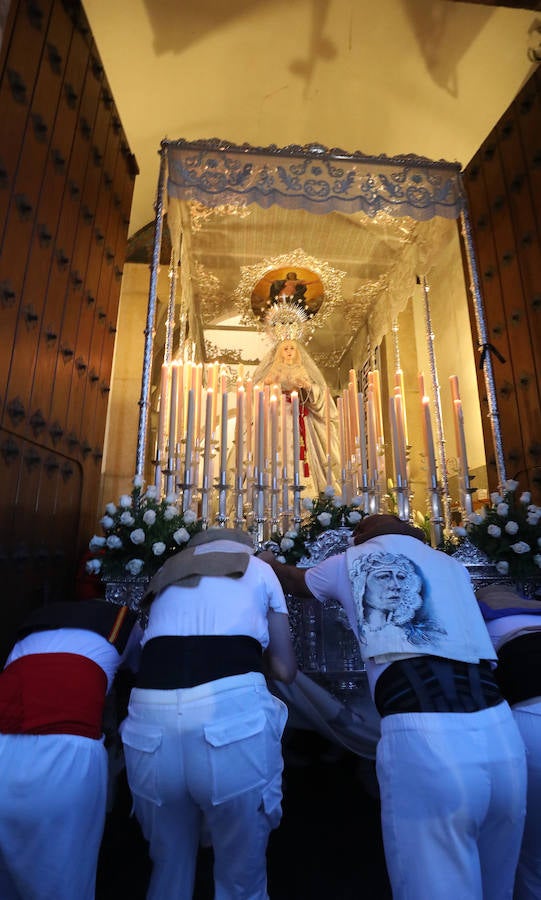 Fotos: Imágenes del Lunes Santo en Mérida: Jesús de Medinaceli, Santísimo Cristo de las Injurias y Nuestra Señora del Rosario