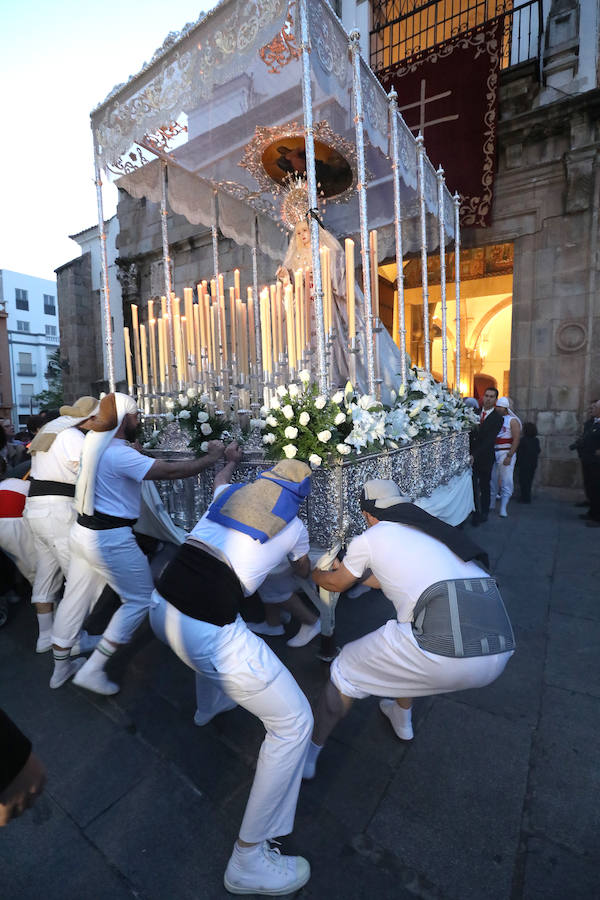 Fotos: Imágenes del Lunes Santo en Mérida: Jesús de Medinaceli, Santísimo Cristo de las Injurias y Nuestra Señora del Rosario