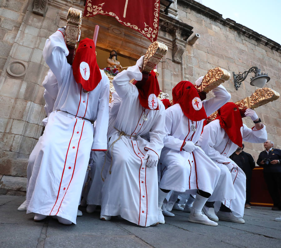 Fotos: Imágenes del Lunes Santo en Mérida: Jesús de Medinaceli, Santísimo Cristo de las Injurias y Nuestra Señora del Rosario