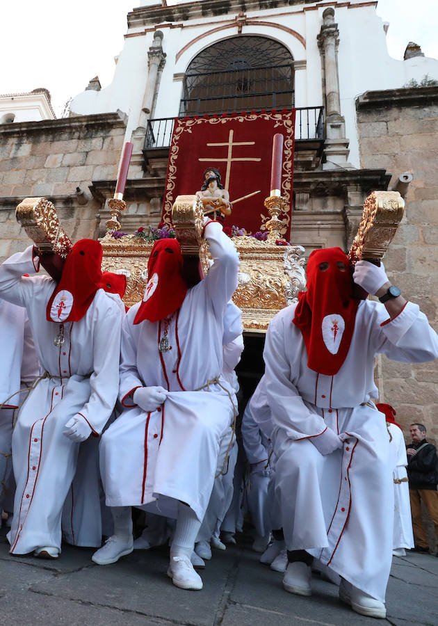 Fotos: Imágenes del Lunes Santo en Mérida: Jesús de Medinaceli, Santísimo Cristo de las Injurias y Nuestra Señora del Rosario