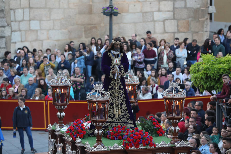 Fotos: Imágenes del Lunes Santo en Mérida: Jesús de Medinaceli, Santísimo Cristo de las Injurias y Nuestra Señora del Rosario