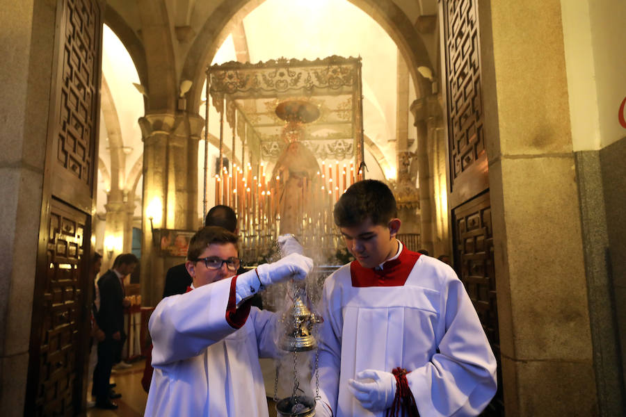 Fotos: Imágenes del Lunes Santo en Mérida: Jesús de Medinaceli, Santísimo Cristo de las Injurias y Nuestra Señora del Rosario