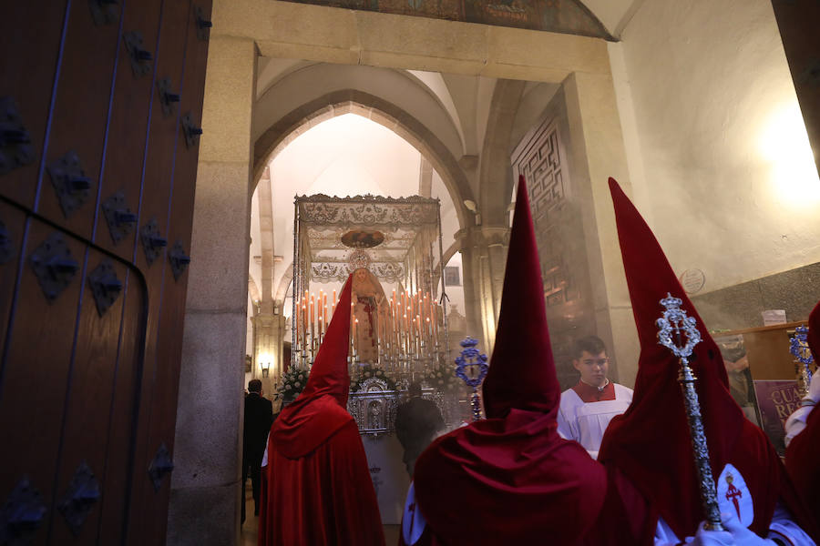 Fotos: Imágenes del Lunes Santo en Mérida: Jesús de Medinaceli, Santísimo Cristo de las Injurias y Nuestra Señora del Rosario