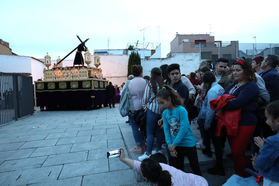 El Calvario procesionó por la calle que le da nombre dejando estampas dignas de fotografiar.