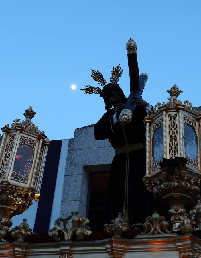 El Calvario procesionó por la calle que le da nombre dejando estampas dignas de fotografiar.