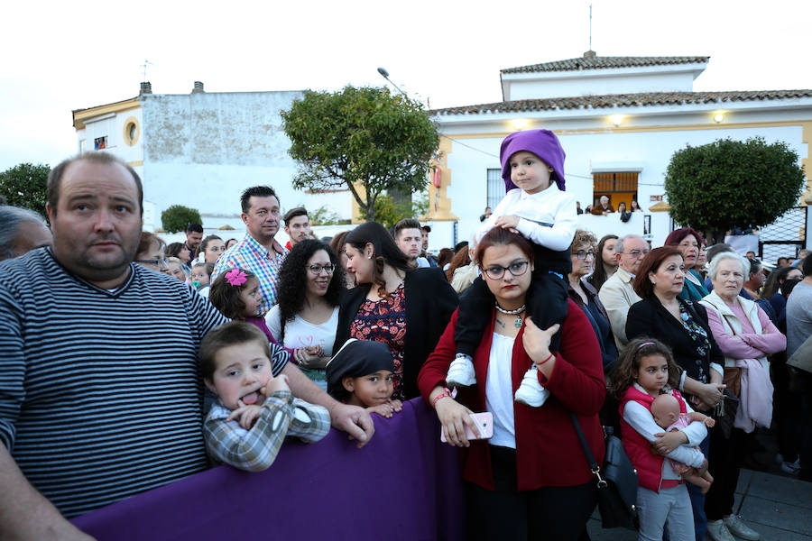 El Calvario procesionó por la calle que le da nombre dejando estampas dignas de fotografiar.