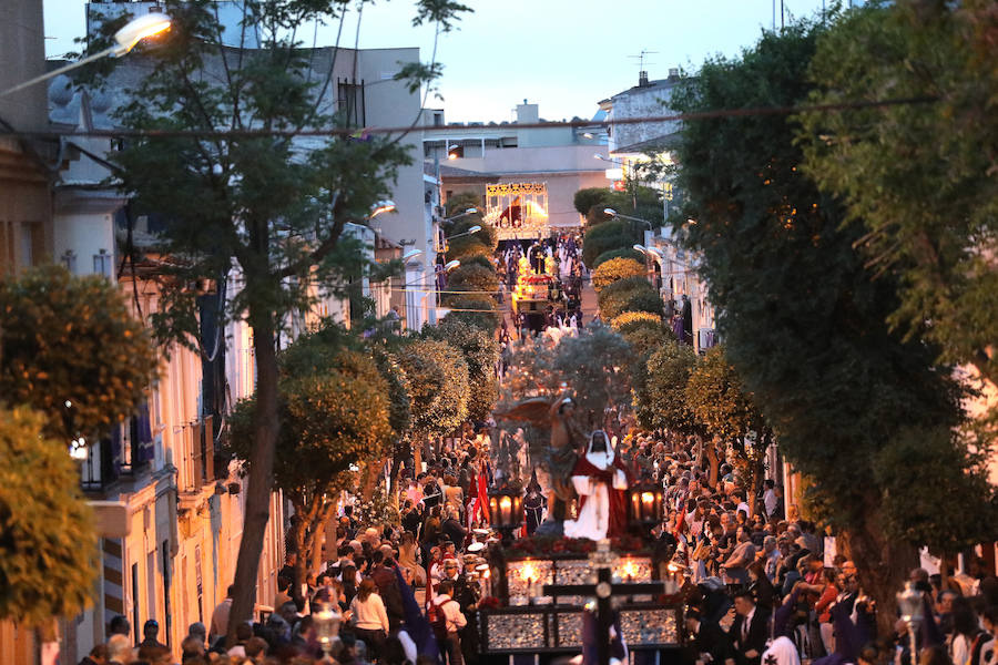 El Calvario procesionó por la calle que le da nombre dejando estampas dignas de fotografiar.