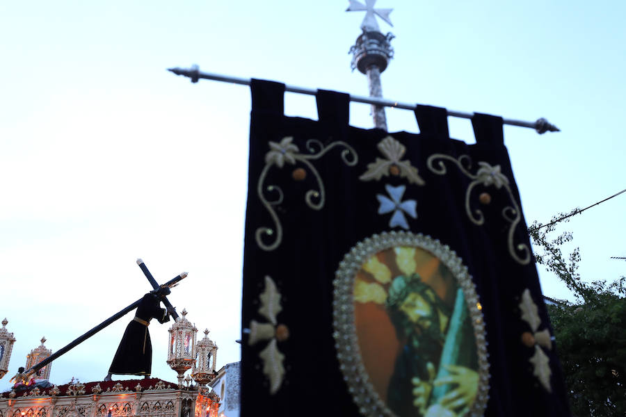 El Calvario procesionó por la calle que le da nombre dejando estampas dignas de fotografiar.