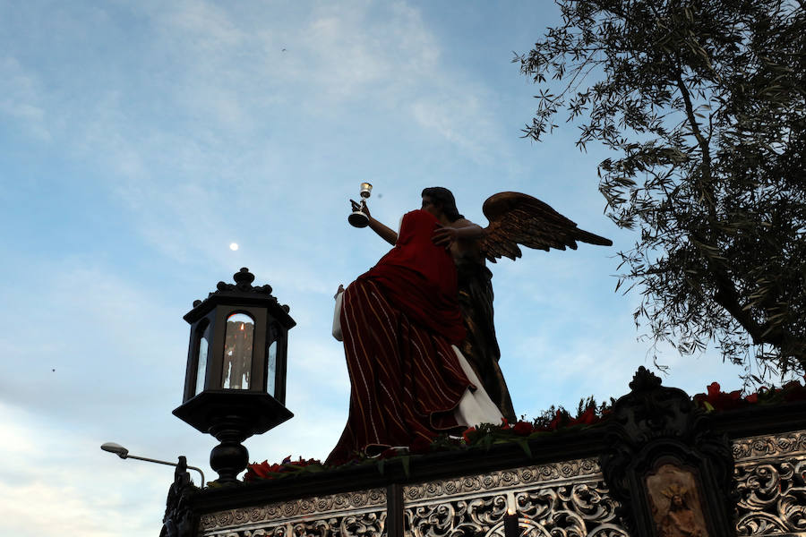 El Calvario procesionó por la calle que le da nombre dejando estampas dignas de fotografiar.