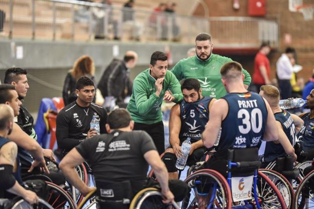 El técnico Jorge Borba dando instrucciones en el partido entre Mideba e Ilunion, su duro rival en la próxima 'Final Four' española. :: hoy